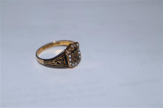 An early 19th century 18ct gold, black enamel and seed pearl set mourning ring,
